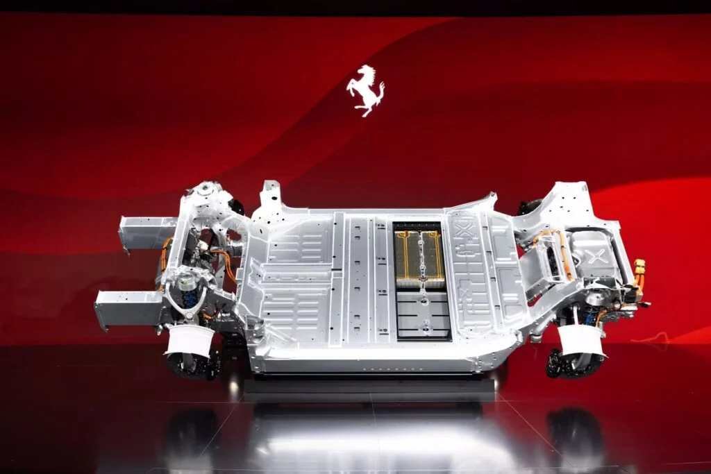 Ferrari’nin İlk Elektrikli Süper Otomobili Tanıtıldı