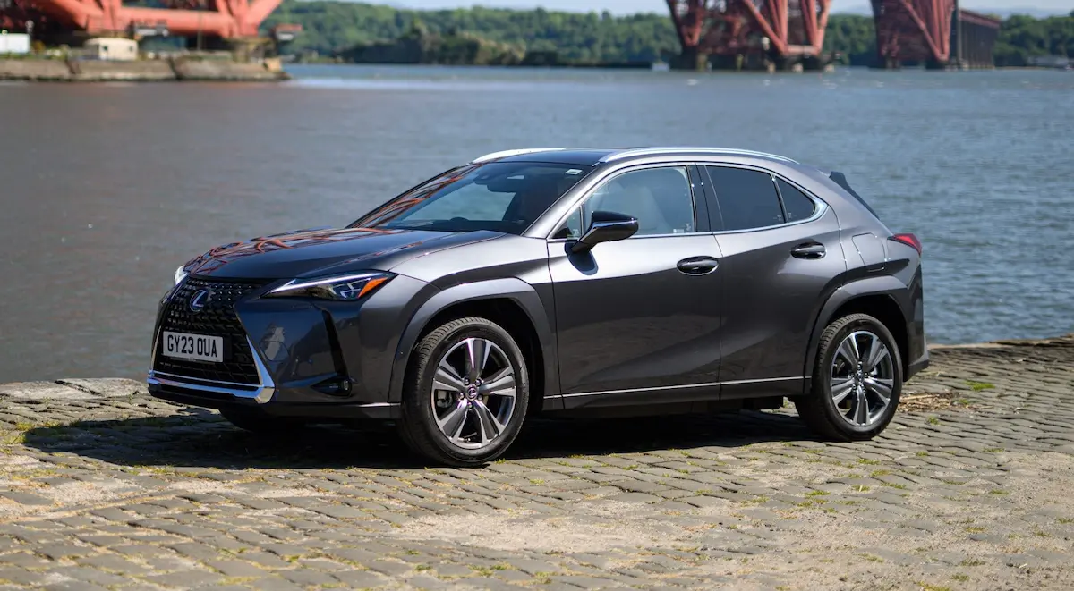 Lexus’un Elektrikli Vedası ve Yeni Umudu: UX300e Gitti, ES EV Geliyor!